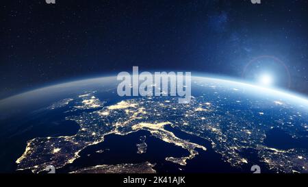 Europa bei Nacht aus dem Weltraum mit Stadtlichtern in Ländern und Städten der Europäischen Union betrachtet. 3D Rendern des Planeten Erde. Elemente der NASA. Technologie, Stockfoto
