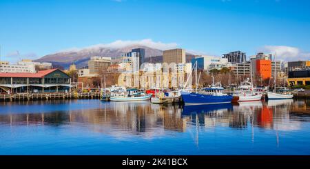 HOBART, TASMANIEN - 13. SEPTEMBER: Blick auf den Mt Wellington über das Constitution Dock und das CBD-Gebiet in Hobart, Tasmanien, Australien, am 13. 2022. September Stockfoto