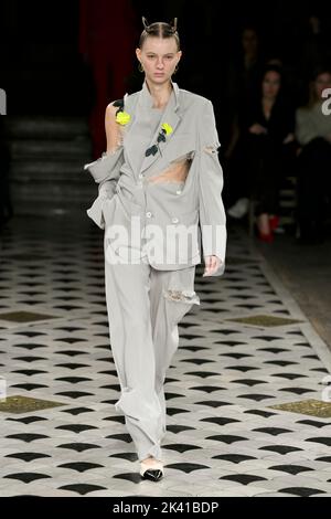 Paris, Frankreich. 28. September 2022. UNDERCOVER SS23 Runway während der Pariser Modewoche am 2022. September - Paris, Frankreich. 28/09/2022 Credit: dpa/Alamy Live News Stockfoto