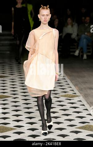 Paris, Frankreich. 28. September 2022. UNDERCOVER SS23 Runway während der Pariser Modewoche am 2022. September - Paris, Frankreich. 28/09/2022 Credit: dpa/Alamy Live News Stockfoto