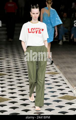 Paris, Frankreich. 28. September 2022. UNDERCOVER SS23 Runway während der Pariser Modewoche am 2022. September - Paris, Frankreich. 28/09/2022 Credit: dpa/Alamy Live News Stockfoto