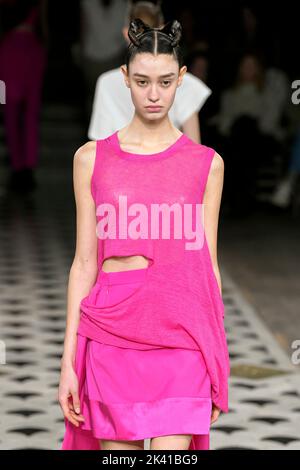 Paris, Frankreich. 28. September 2022. UNDERCOVER SS23 Runway während der Pariser Modewoche am 2022. September - Paris, Frankreich. 28/09/2022 Credit: dpa/Alamy Live News Stockfoto