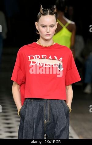 Paris, Frankreich. 28. September 2022. UNDERCOVER SS23 Runway während der Pariser Modewoche am 2022. September - Paris, Frankreich. 28/09/2022 Credit: dpa/Alamy Live News Stockfoto