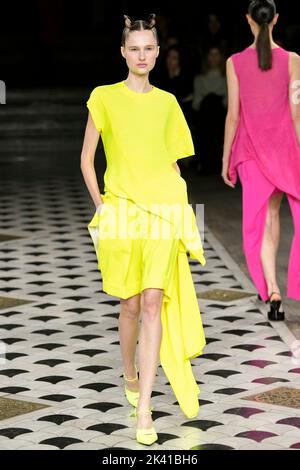 Paris, Frankreich. 28. September 2022. UNDERCOVER SS23 Runway während der Pariser Modewoche am 2022. September - Paris, Frankreich. 28/09/2022 Credit: dpa/Alamy Live News Stockfoto