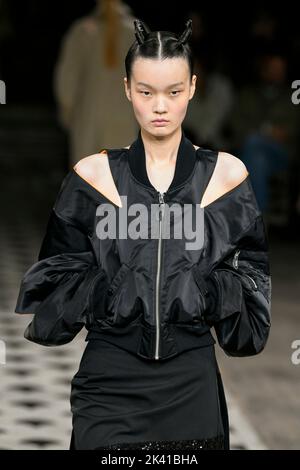 Paris, Frankreich. 28. September 2022. UNDERCOVER SS23 Runway während der Pariser Modewoche am 2022. September - Paris, Frankreich. 28/09/2022 Credit: dpa/Alamy Live News Stockfoto