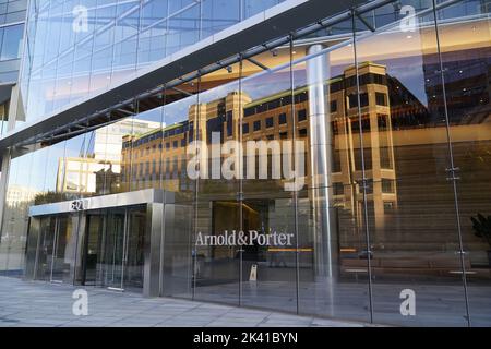 Die Anwaltskanzlei Arnold & Porter in Washington DC, USA, in der die US-Bürgerin Anne Sacoolas vermutlich per Videolink vor einem britischen Gericht erscheint, um sich einem Strafverfahren zu stellen, das beschuldigt wird, Harry Dunn durch gefährliches Fahren zum Tode zu bringen, Als sein Motorrad am 27 2019. August vor dem US-Militärstützpunkt RAF Croughton in ein Auto stürzte. Bilddatum: Donnerstag, 29. September 2022. Stockfoto