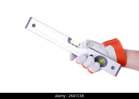 Der Mann hält den Wasserpegelmesser isoliert auf weißem Hintergrund in der Hand. Stockfoto