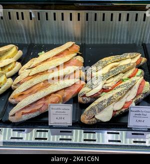 Madrid, Spanien, Flughafenterminal. Sandwiches mit Lachs und Hühnchen am Fast Food Counter, Terminal Nr. 4. Stockfoto