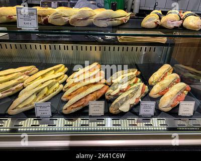 Madrid, Spanien, Flughafenterminal. Verschiedene Sandwiches zum Verkauf an der Fast Food Counter, Terminal Nummer vier. Stockfoto
