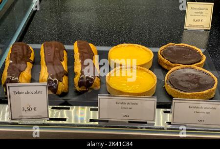 Madrid, Spanien, Flughafenterminal. Desserts mit Schokolade- und Zitronengeschmack an der Fast Food Counter, Terminal Nummer vier. Stockfoto