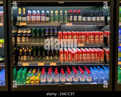 Madrid, Spanien, Flughafenterminal. Auswahl von Bier, Wasser und alkoholgetränken, Terminal Nummer vier. Stockfoto