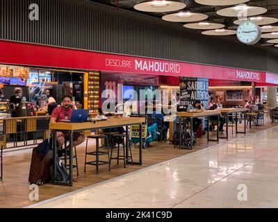 Madrid, Spanien, Flughafenterminal. Zwangloser Essensbereich von Fast Food Counters, Terminal Nummer vier. Stockfoto