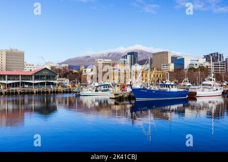 HOBART, TASMANIEN - 13. SEPTEMBER: Blick auf den Mt Wellington über das Constitution Dock und das CBD-Gebiet in Hobart, Tasmanien, Australien, am 13. 2022. September Stockfoto