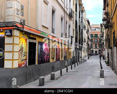 Spanien, Madrid. Straßenszene, Seitenstraße der Calle de las Huertas. Stockfoto