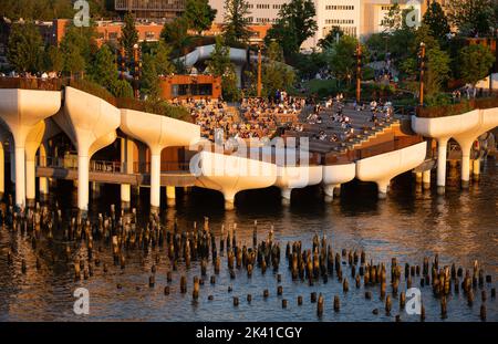 New York City, Little Island öffentlicher Park bei Sonnenuntergang. Erhöhter Park mit Amphitheater Hudson River Park (Pier 55), West Village, Manhattan Stockfoto