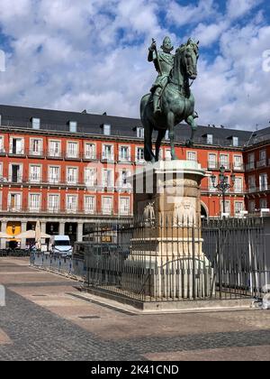 Spanien, Madrid. Plaza Mayor. Statue von Felipe III., Philip III. Stockfoto