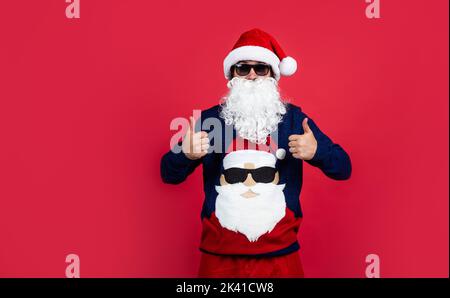 Express Positivität. weihnachtseinkäufe. Verkäufe und Rabatte. Kaufen Weihnachtsgeschenke. Fröhliche weihnachtsmann Hipster in Gläsern. Vorbereitung und Feier. Lustig Stockfoto