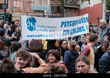 In Toulouse, wie auch in vielen anderen Städten Frankreichs, folgten mehrere hundert Menschen dem Aufruf der verschiedenen Gewerkschaften am 29. September 2022. Durch diesen Tag der Streiks und Demonstrationen wollen sie für eine Erhöhung der Löhne während dieser Inflationszeit kämpfen, aber auch gegen die von der Regierung initiierte Rentenreform. Foto von Patrick Batard/ABACAPRESS.COM Stockfoto