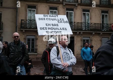 In Toulouse, wie auch in vielen anderen Städten Frankreichs, folgten mehrere hundert Menschen dem Aufruf der verschiedenen Gewerkschaften am 29. September 2022. Durch diesen Tag der Streiks und Demonstrationen wollen sie für eine Erhöhung der Löhne während dieser Inflationszeit kämpfen, aber auch gegen die von der Regierung initiierte Rentenreform. Foto von Patrick Batard/ABACAPRESS.COM Stockfoto