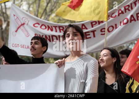 In Toulouse, wie auch in vielen anderen Städten Frankreichs, folgten mehrere hundert Menschen dem Aufruf der verschiedenen Gewerkschaften am 29. September 2022. Durch diesen Tag der Streiks und Demonstrationen wollen sie für eine Erhöhung der Löhne während dieser Inflationszeit kämpfen, aber auch gegen die von der Regierung initiierte Rentenreform. Foto von Patrick Batard/ABACAPRESS.COM Stockfoto