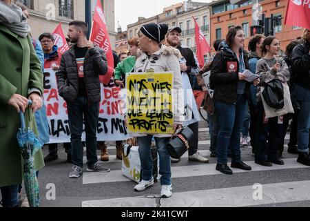 In Toulouse, wie auch in vielen anderen Städten Frankreichs, folgten mehrere hundert Menschen dem Aufruf der verschiedenen Gewerkschaften am 29. September 2022. Durch diesen Tag der Streiks und Demonstrationen wollen sie für eine Erhöhung der Löhne während dieser Inflationszeit kämpfen, aber auch gegen die von der Regierung initiierte Rentenreform. Foto von Patrick Batard/ABACAPRESS.COM Stockfoto