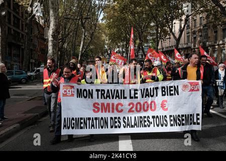 In Toulouse, wie auch in vielen anderen Städten Frankreichs, folgten mehrere hundert Menschen dem Aufruf der verschiedenen Gewerkschaften am 29. September 2022. Durch diesen Tag der Streiks und Demonstrationen wollen sie für eine Erhöhung der Löhne während dieser Inflationszeit kämpfen, aber auch gegen die von der Regierung initiierte Rentenreform. Foto von Patrick Batard/ABACAPRESS.COM Stockfoto