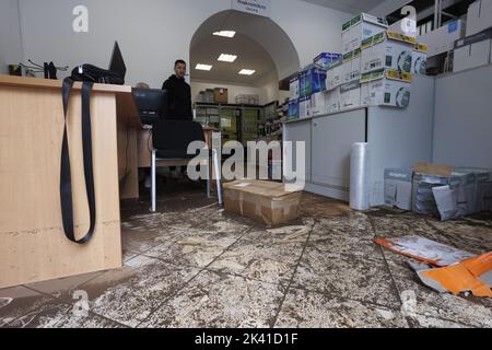 Die Räumlichkeiten des Funtime-Spielraums sind mit Wasser überflutet zu sehen. Reparatur des Schadens im Stadtzentrum nach dem gestrigen starken Regen, der Rijeka, Kroatien, am 29. September 2022 heimgesucht hat. Foto: Nel Pavletic/PIXSELL Stockfoto