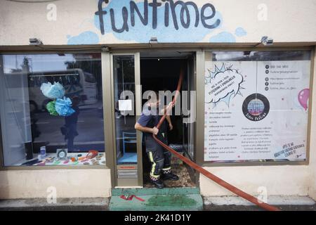 Die Räumlichkeiten des Funtime-Spielraums sind mit Wasser überflutet zu sehen. Reparatur des Schadens im Stadtzentrum nach dem gestrigen starken Regen, der Rijeka, Kroatien, am 29. September 2022 heimgesucht hat. Foto: Nel Pavletic/PIXSELL Stockfoto