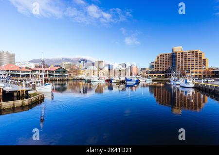 HOBART, TASMANIEN - 13. SEPTEMBER: Blick auf den Mt Wellington über das Constitution Dock und das CBD-Gebiet in Hobart, Tasmanien, Australien, am 13. 2022. September Stockfoto