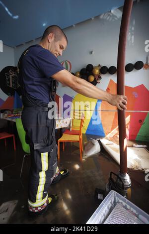 Die Räumlichkeiten des Funtime-Spielraums sind mit Wasser überflutet zu sehen. Reparatur des Schadens im Stadtzentrum nach dem gestrigen starken Regen, der Rijeka, Kroatien, am 29. September 2022 heimgesucht hat. Foto: Nel Pavletic/PIXSELL Stockfoto