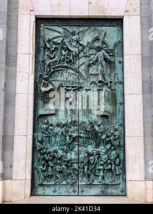 Spanien, Madrid. Bronze-Torweg, Vordereingang zur Kathedrale von Almudena. Stockfoto