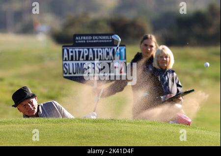 Bill Murray spielt am 9.. Tag der Alfred Dunhill Links Championship 2022 in Carnoustie aus einem Bunker. Bilddatum: Donnerstag, 29. September 2022. Stockfoto