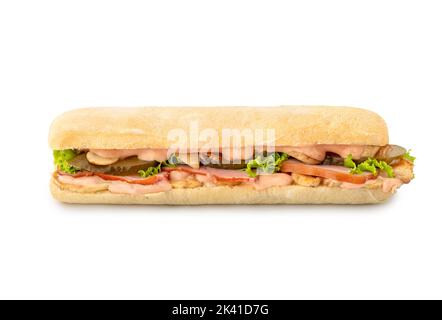 Big Ciabatta Sandwich mit Fleisch, Tomaten, Gurken und Saucen auf weißem Hintergrund. Mit Beschneidungspfad für Designmenü Stockfoto