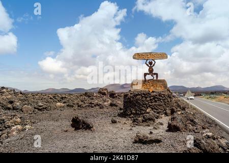 Schild des Timanfaya National Park auf vulkanischen schwarzen Felsen auf Lanzarote, Kanarische Inseln, Spanien Stockfoto