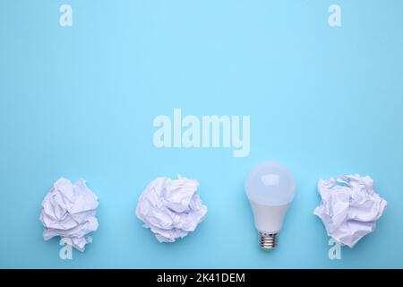 Zerbröseltes Papier auf blauem Hintergrund, flach liegend Stockfoto