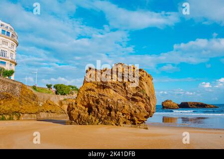 Ein Detail des eigentümlichen großen Felsens am Strand La Grande Plage in Biarritz, Frankreich, am frühen Morgen eines Sommertages Stockfoto