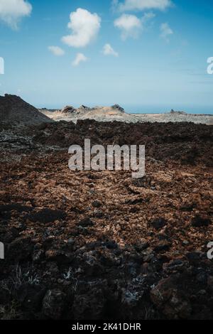 Atemberaubende Vulkanlandschaft mit Lavafeldern im Timanfaya Nationalpark, Lanzarote, Kanarische Inseln, Spanien Stockfoto