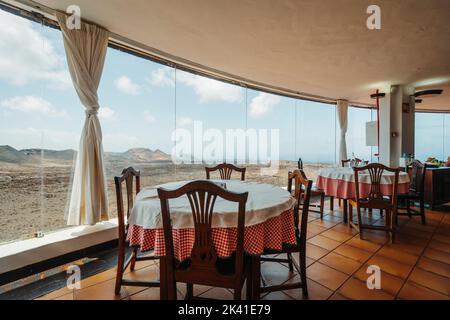 Panoramablick auf vulkanische Landschaften vom Restaurant im Timanfaya Nationalpark, Lanzarote, Kanarische Inseln, Spanien Stockfoto
