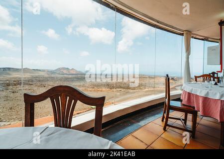 Panoramablick auf vulkanische Landschaften vom Restaurant im Timanfaya Nationalpark, Lanzarote, Kanarische Inseln, Spanien Stockfoto