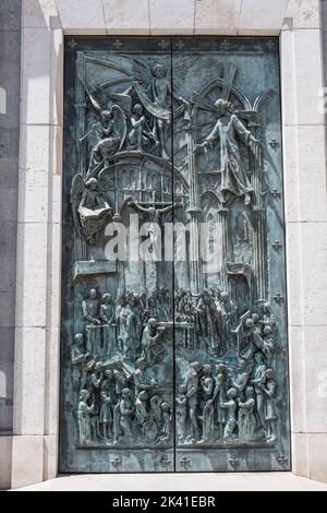 Spanien, Madrid. Bronze-Torweg, Vordereingang zur Kathedrale von Almudena. Stockfoto