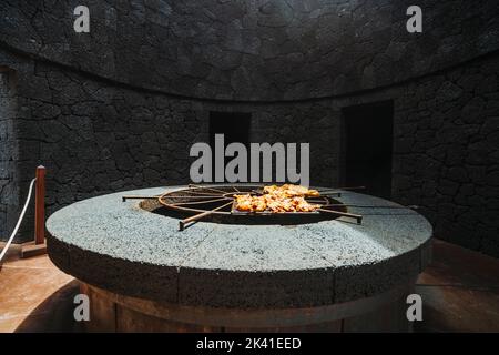 Leckeres Fleisch, gegrillt bei vulkanischer Hitze, Timanfaya-Nationalpark, Kanarische Inseln, Spanien Stockfoto