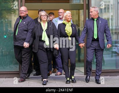 (Von links nach rechts) die Eltern des 19-jährigen Harry Dunn, Tim Dunn (Vater), der Stiefmutter Tracey Dunn, Charlotte Charles (Mutter) und des Stiefvaters Bruce Charles verlassen das Westminster Magistrates' Court, wo die US-Bürgerin Anne Sacoolas, 45, Wurde bedingungslose Kaution gewährt und der Fall wird am 27. Oktober im Old Bailey vernommen. Sie wird angeklagt, Dunns Tod durch gefährliches Fahren verursacht zu haben, als sein Motorrad am 27 2019. August vor dem US-Militärstützpunkt RAF Croughton in ein Auto stürzte. Bilddatum: Donnerstag, 29. September 2022. Stockfoto