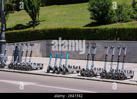 Spanien, Madrid. Motorroller zu vermieten. Stockfoto