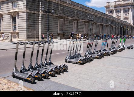 Spanien, Madrid. Motorroller zu vermieten, gegenüber dem Königspalast. Stockfoto