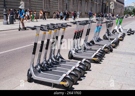 Spanien, Madrid. Motorroller zu vermieten, gegenüber dem Königspalast. Stockfoto