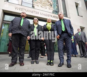 (Von links nach rechts) die Eltern des 19-jährigen Harry Dunn, Tim Dunn (Vater), der Stiefmutter Tracey Dunn, Charlotte Charles (Mutter) und des Stiefvaters Bruce Charles verlassen das Westminster Magistrates' Court, wo die US-Bürgerin Anne Sacoolas, 45, Wurde bedingungslose Kaution gewährt und der Fall wird am 27. Oktober im Old Bailey vernommen. Sie wird angeklagt, Dunns Tod durch gefährliches Fahren verursacht zu haben, als sein Motorrad am 27 2019. August vor dem US-Militärstützpunkt RAF Croughton in ein Auto stürzte. Bilddatum: Donnerstag, 29. September 2022. Stockfoto