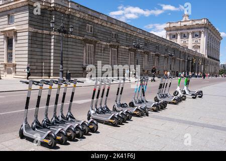 Spanien, Madrid. Motorroller zu vermieten, gegenüber dem Königspalast. Stockfoto