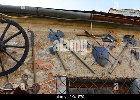 An der Wand hingen dakische Werkzeuge Stockfoto