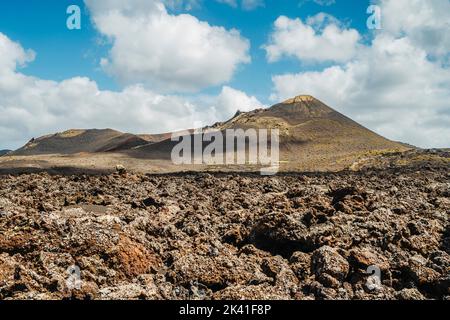 Atemberaubende Vulkanlandschaft mit Lavafeldern im Timanfaya Nationalpark, Lanzarote, Kanarische Inseln, Spanien Stockfoto