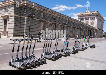 Spanien, Madrid. Motorroller zu vermieten, gegenüber dem Königspalast. Stockfoto